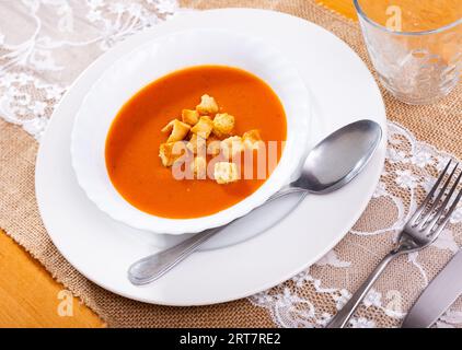 Cremige Karottensuppe garniert mit knusprigem geröstetem Brot Stockfoto