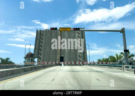 Miami, Florida - 25. August 2023: Open Bridge and Drawbridge Signal in District in Miami, Florida, USA. Stockfoto