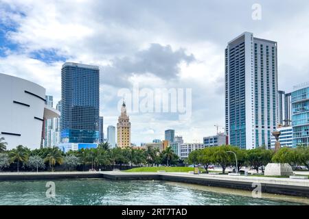 Miami, Florida - 25. August 2023: Freedom Tower, früher Sitz der kubaner, ein Kunstmuseum und Teil des Dade College zwischen Stadtgebäuden und Wasser. Stockfoto