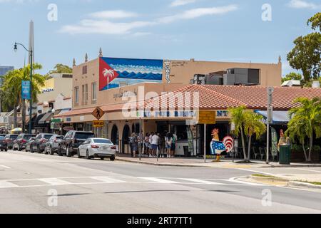 Miami, Florida - 25. August 2023: Large gallo (Hahn) direkt vor dem El Pub Restaurant in Little Havana. Hahn ist ein wichtiges Tier in der kubanischen Folklore, da er Stärke und Kraft repräsentiert. Stockfoto