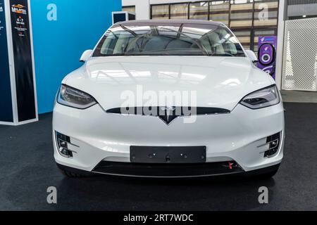 Kuala Lumpur, Malaysia - 5. Mai 2023: Tesla Model X auf der Malaysian Autoshow 2023 Stockfoto