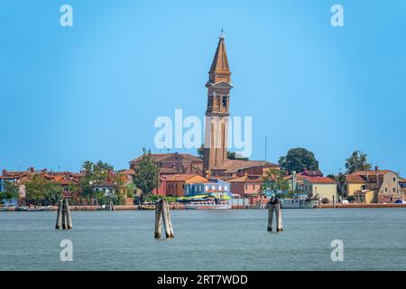 Blick auf den schiefen Glockenturm der Kirche San Martino auf der Insel Burano - Venedig Italien Stockfoto