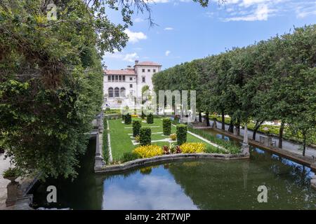 Miami, Florida - 25. August 2023: Vizcaya Museum and Gardens, ist die ehemalige Villa und das Anwesen des Geschäftsmannes James Deering vom Deering McCormick International Harvester Fortune. Stockfoto