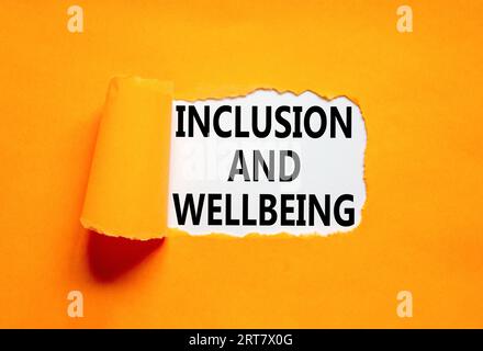 Symbol für Inklusion und Wohlbefinden. Konzeptbegriffe Inklusion und Wohlbefinden auf einem schönen Whitepaper. Wunderschöner orangefarbener Hintergrund. Motivational Inclusion und Stockfoto