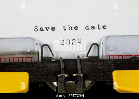 Speichern Sie das Datum 2024, das auf einer alten Schreibmaschine geschrieben wurde Stockfoto
