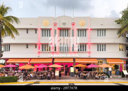 Miami, Florida - 25. August 2023: Cardozo-Hotelgebäude an der South Beach Ocean Drive Street in Florida im Sommer, farbenfrohe Art déco-Straßenarchitektur. Stockfoto