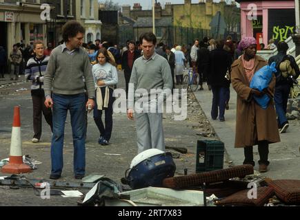 Brixton stößt in den 1980er Jahren auf Großbritannien auf. Am Tag nach dem Anblick der Schäden, die in ihrer Nachbarschaft entstanden sind. Brixton South London Großbritannien April 1981 England HOMER SYKES. Stockfoto