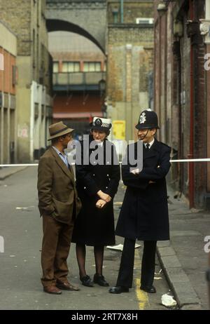 Brixton-Unruhen. South London, Großbritannien, April 1981. Polizei im Dienst am Tag nach dem Gespräch mit Polizeibeamten. 1980er Jahre England HOMER SYKES Stockfoto