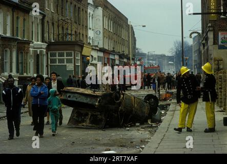 Brixton stößt in den 1980er Jahren auf Großbritannien auf. Am Tag nach dem Anblick der Schäden, die in ihrer Nachbarschaft entstanden sind. Brixton South London Großbritannien April 1981 England HOMER SYKES. Stockfoto