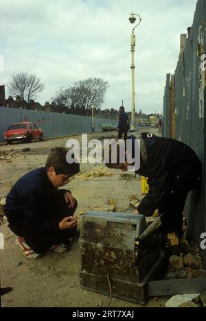 Brixton stößt in den 1980er Jahren auf Großbritannien auf. Am Tag, nachdem die Kinder vor Ort mit Bargeld gespielt haben, bis das gestohlen und eingebrochen wurde. Brixton South London Großbritannien April 1981 England HOMER SYKES. Stockfoto