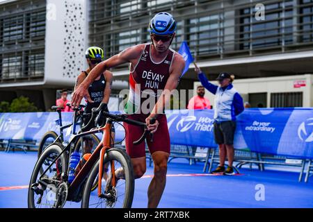 Valencia, Spanien. September 2023. Zsombor Dévay aus Ungarn in Aktion beim Radrennen des Triathlon-Weltcups 2023 in La Marina de Valencia. (Foto: Alexander Bogatyrev/SOPA Images/SIPA USA) Credit: SIPA USA/Alamy Live News Stockfoto