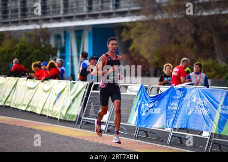 Valencia, Spanien. September 2023. Ka'eo Kruse aus den USA in Aktion beim Radrennen des Triathlon-Weltcups 2023 in La Marina de Valencia. (Foto: Alexander Bogatyrev/SOPA Images/SIPA USA) Credit: SIPA USA/Alamy Live News Stockfoto