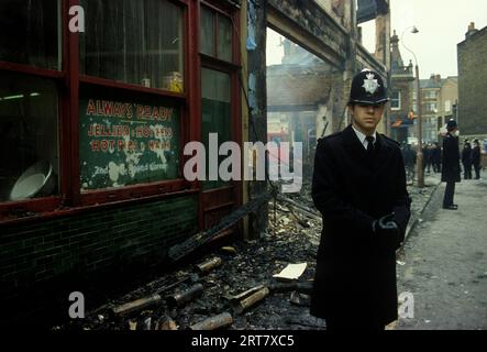 Brixton-Unruhen. South London, Großbritannien, April 1981. Am Tag nach der Polizei, die geplünderte Geschäfte vor weiterer Plünderung schützt. 1980er Jahre England HOMER SYKES. Stockfoto