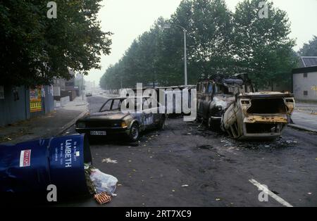 Brixton stößt in den 1980er Jahren auf Großbritannien auf. Am Tag nach dem Aufstand beschädigten die Burnout-Autos auf der Straße. Brixton South London Großbritannien April 1981 England HOMER SYKES. Stockfoto