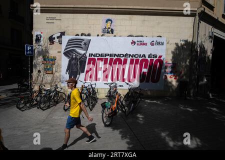 Barcelona, Spanien. September 2023. Ein großes Poster, das die Unabhängigkeit Kataloniens fordert, ist in der Nachbarschaft Born zu sehen. Die katalanische Gemeinde feiert am 11. September den Nationalfeiertag Kataloniens. Die Vormittagsveranstaltungen konzentrierten sich auf das Gedenken an die letzte Verteidigung von Barcelona im Jahr 1714 gegen die Bourbonmonarchie von Felipe V. (Foto: Paco Freire/SOPA Images/SIPA USA) Credit: SIPA USA/Alamy Live News Stockfoto