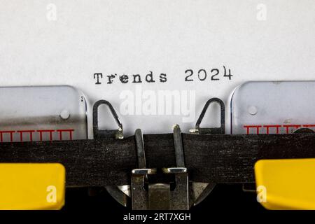 Trends 2024 auf einer alten Schreibmaschine geschrieben Stockfoto