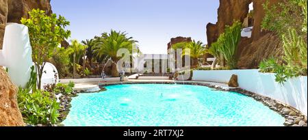 Nazaret, Lanzarote, Kanarische Inseln, Spanien - 23. März 2023: Pool und Restaurant im sehr ungewöhnlichen Lagomar-Haus, von Cesar Manrique in Fels gebaut. Stockfoto