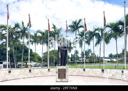 Miami, Florida - 25. August 2023: Simon Bolivar Bronzestatue in der Innenstadt von Miami. Stockfoto