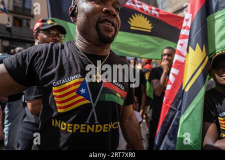 Barcelona, Spanien. September 2023. Vertreter der indigenen Bevölkerung von Biafra sind während der Unabhängigkeitsdemonstration im Fossar de les Moreres zu sehen. Die katalanische Gemeinde feiert am 11. September den Nationalfeiertag Kataloniens. Die Vormittagsereignisse konzentrierten sich auf das Gedenken an die letzte Verteidigung von Barcelona im Jahr 1714 gegen die Bourbonmonarchie von Felipe V. Credit: SOPA Images Limited/Alamy Live News Stockfoto