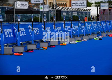 Valencia, Spanien. September 2023. Die Wechselstation für Fahrräder wird während des Radrennens der Triathlon-Weltmeisterschaft 2023 in La Marina de Valencia gesehen. (Foto: Alexander Bogatyrev/SOPA Images/SIPA USA) Credit: SIPA USA/Alamy Live News Stockfoto