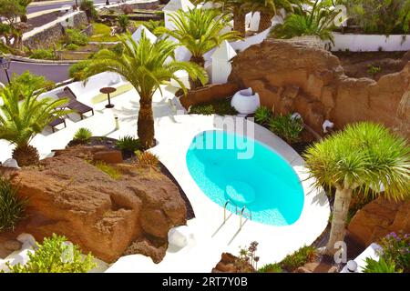 Nazaret, Lanzarote, Kanarische Inseln, Spanien - 23. März 2023: Das sehr ungewöhnliche Lagomar-Haus, Garten und Pools, von Cesar Manrique in Felshöhlen gebaut. Stockfoto