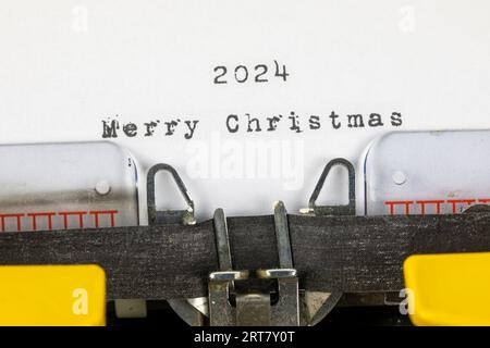 Frohe Weihnachten 2024 auf einer alten Schreibmaschine geschrieben Stockfoto