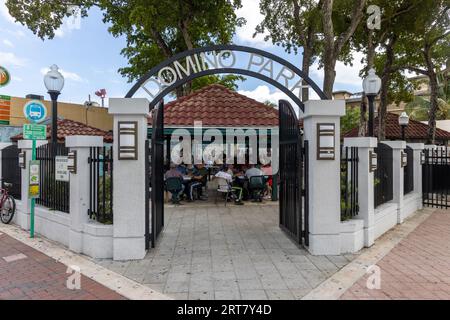 Miami, Florida - 25. August 2023: Der Domino Park ist ein beliebtes Touristenziel in Little Havana, um ältere Menschen beim Domino zu beobachten. Stockfoto