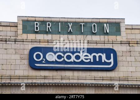 London, Großbritannien. September 2023. Allgemeine Sicht auf die geschlossene Brixton Academy als eine zweitägige Anhörung des Lambeth Council über die Zukunft des berühmten Live-Musikveranstalters beginnt. Die O2 Academy Brixton wurde nach dem Tod von zwei Personen und mehreren weiteren Verletzten infolge einer Massenniederschlagung während eines Asake-Konzerts im Dezember 2022 gesperrt. Quelle: SOPA Images Limited/Alamy Live News Stockfoto