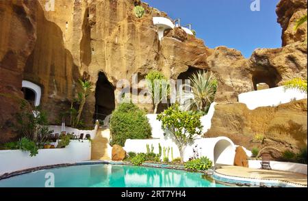 Nazaret, Lanzarote, Kanarische Inseln, Spanien - 23. März 2023: Das sehr ungewöhnliche Lagomar-Haus, Pool und Bar, von Cesar Manrique in Felshöhlen gebaut. Stockfoto