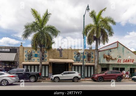 Miami, Florida - 25. August 2023: Little Havana ist ein beliebtes Touristenziel in der historischen Acht Street mit bunten Schaufensterfronten und Restaurants. Stockfoto