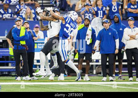 10. September 2023: Jacksonville Jaguars Tight End Evan Engram (17) macht den Fang als Indianapolis Colts Defensive Back Darrell Baker Jr. (39) verteidigt während der NFL-Fußballspiele im Lucas Oil Stadium in Indianapolis, Indiana. Jacksonville besiegte Indianapolis mit 31:21. John Mersits/CSM. Stockfoto