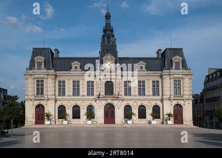 Poitiers, Nouvelle-Aquitaine, Frankreich. Rathaus am Place du Marechal Leclerc Poitiers an einem warmen Sommertag. Stockfoto