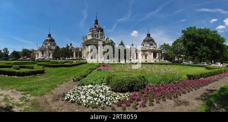 BUDAPEST, UNGARN - 19. JUNI 2013: Garten vor dem Szechenyi-Bad in Budapest Stockfoto