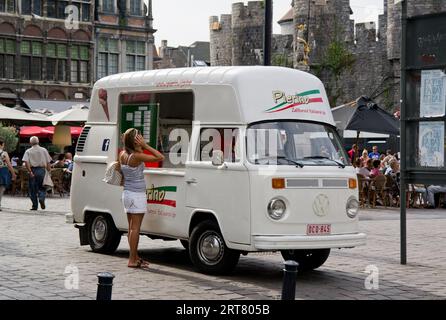 GENT, BELGIEN - 21. AUGUST 2011: Eine junge Frau kauft ein Eis in Gent, Belgien. Das Foto wurde auf dem Sint-Veerleplein gemacht, wo der alte Fischmarkt war Stockfoto