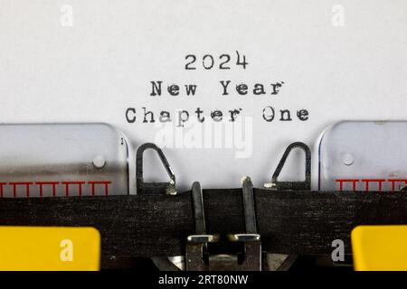 Alte Schreibmaschine mit Text 2024 Neujahr Kapitel 1 Stockfoto