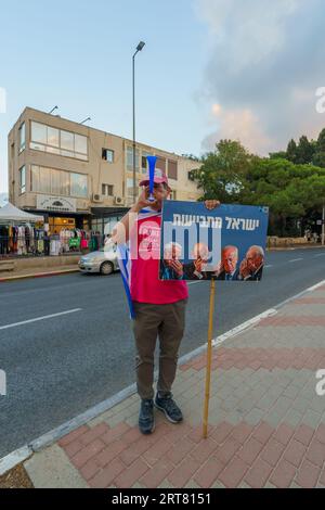 Haifa, Israel - 9. September 2023: Menschen protestieren mit verschiedenen Zeichen und Flaggen. Woche 36 des Protestes gegen eine umstrittene Justizreform. Haifa, Is Stockfoto