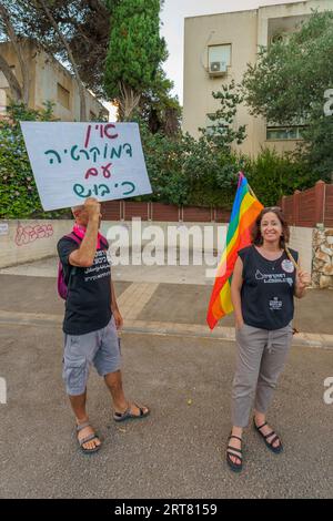 Haifa, Israel - 9. September 2023: Menschen marschieren mit Anti-Besatzungszeichen. Woche 36 des Protestes gegen eine umstrittene Justizreform. Haifa, Israel Stockfoto