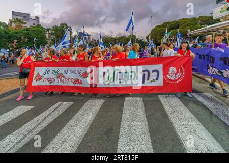 Haifa, Israel - 9. September 2023: Menschen marschieren mit Frauenrechtsbanner. Woche 36 des Protestes gegen eine umstrittene Justizreform. Haifa, Israel Stockfoto