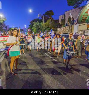 Haifa, Israel - 9. September 2023: Menschen marschieren mit Anti-Besatzungszeichen. Woche 36 des Protestes gegen eine umstrittene Justizreform. Haifa, Israel Stockfoto