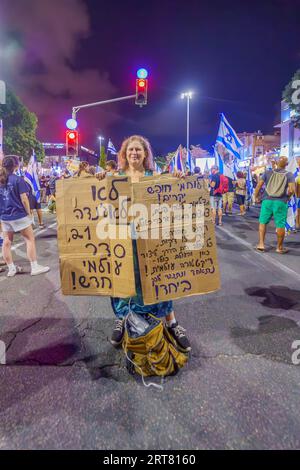 Haifa, Israel - 9. September 2023: Menschen protestieren mit verschiedenen Zeichen und Flaggen. Woche 36 des Protestes gegen eine umstrittene Justizreform. Haifa, Is Stockfoto