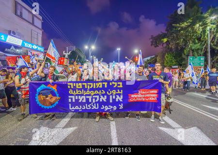 Haifa, Israel - 9. September 2023: Studenten und akademische Gruppen nehmen an dem protestmarsch Teil. Teil der Woche 36 des Protestes gegen die umstrittene Justiz Stockfoto