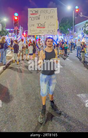 Haifa, Israel - 9. September 2023: Menschen protestieren mit verschiedenen Zeichen und Flaggen. Woche 36 des Protestes gegen eine umstrittene Justizreform. Haifa, Is Stockfoto