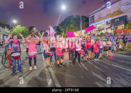 Haifa, Israel - 9. September 2023: Die Gruppe der Pink Front nimmt am protestmarsch Teil. Teil der Woche 36 des Protestes gegen umstrittene gerichtliche Überhau Stockfoto