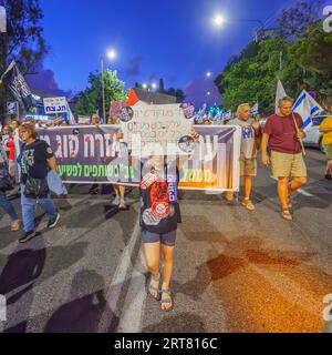 Haifa, Israel - 9. September 2023: Menschen marschieren mit Anti-Besatzungszeichen. Woche 36 des Protestes gegen eine umstrittene Justizreform. Haifa, Israel Stockfoto