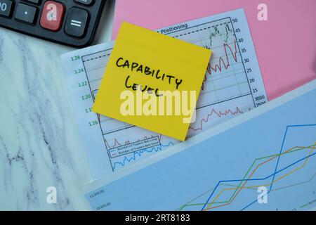 Konzept der Fähigkeitsstufe Schreiben Sie auf Haftnotizen, die auf einem Holztisch isoliert sind. Stockfoto