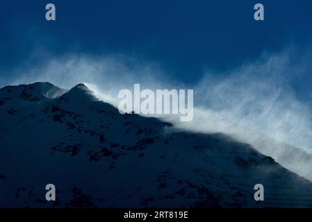 Schnee getragen vom starken Wind auf dem Bergrücken Stockfoto