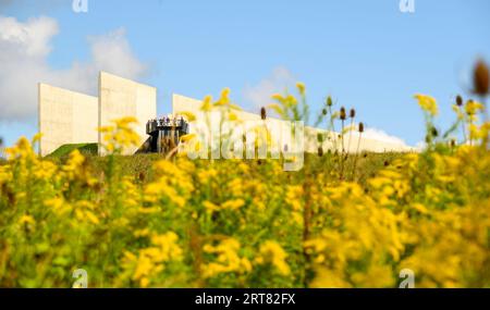 Shanksville, Usa. September 2023. Besucher treffen sich am Overlook am Flight 93 National Memorial während der 22. Gedenkfeier des Absturzes am Montag, den 11. September 2023 in der Nähe von Shanksville, Pennsylvania. Foto von Archie Carpenter/UPI Credit: UPI/Alamy Live News Stockfoto