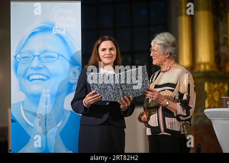 Stockholm, Schweden . September 2023. Die im Exil lebende belarussische Oppositionsführerin Svetlana Tikhanovskaya (L) nimmt den Anna-Lindh-Preis 2023 der ehemaligen schwedischen Außenministerin Lena Hjelm-Wallén während einer Gedenkfeier in der Katarina-Kirche in Stockholm, Schweden, 11. September 2023 an, 20 Jahre nach der Ermordung der schwedischen Politikerin und Außenministerin Anna Lindh.Foto: Fredrik Sandberg/TT/Kod 10080 Credit: TT News Agency/Alamy Live News Stockfoto