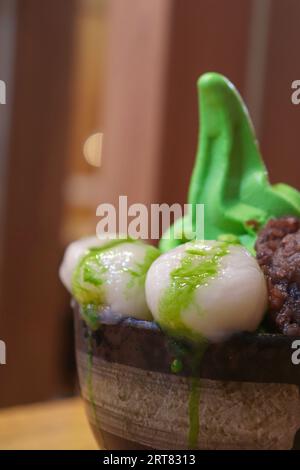 Eine Eiscreme mit Matcha-Geschmack mit roten Bohnen und klebrigen Reisbällchen auf einer Schleife Stockfoto