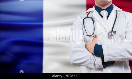 Arzt mit Stethoskop auf Frankreich-Flagge. Arzt mit Armen auf Frankreich-Flagge Hintergrund. Medizinische Gesundheit und Pflege auf französischer Flagge Stockfoto